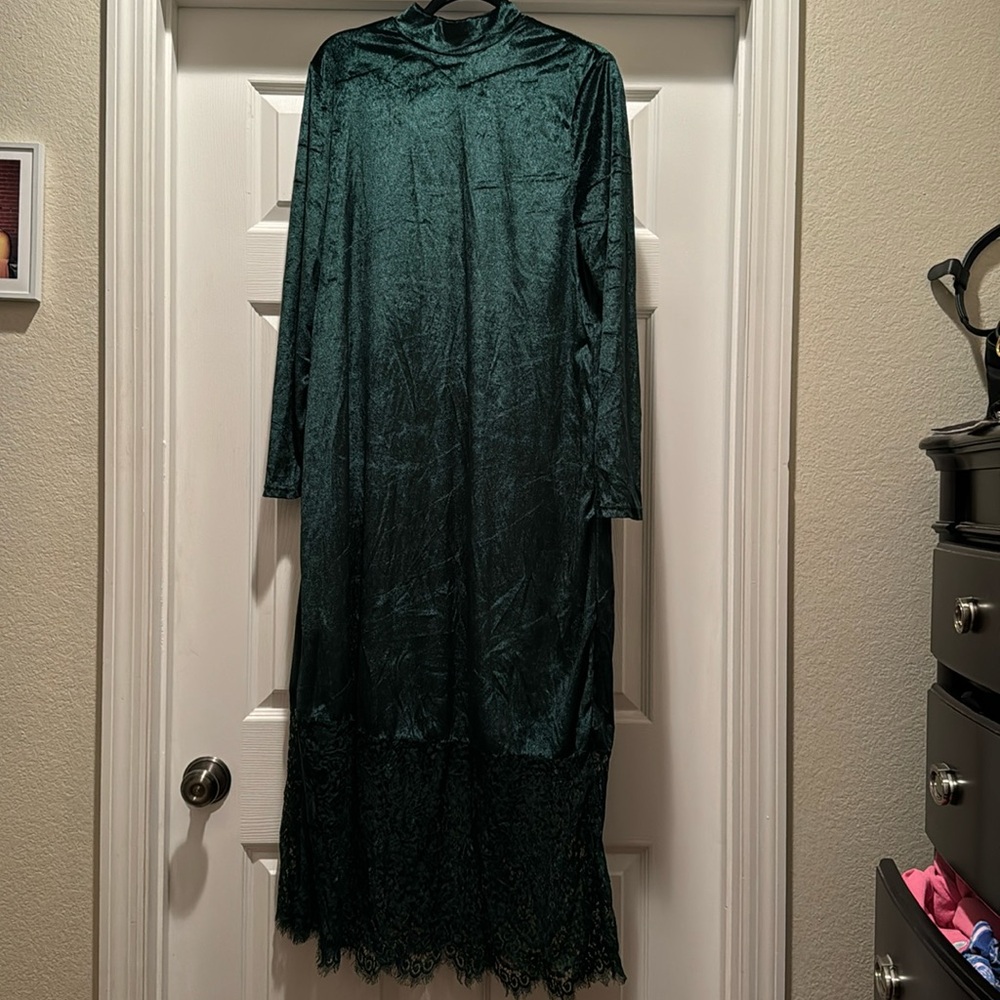 Velvet and lace emerald dress. Never worn. Size large